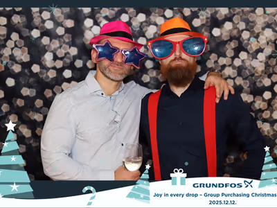 Vendégek fotózása a Snapify fotóautomatával a Grundfos céges eseményén