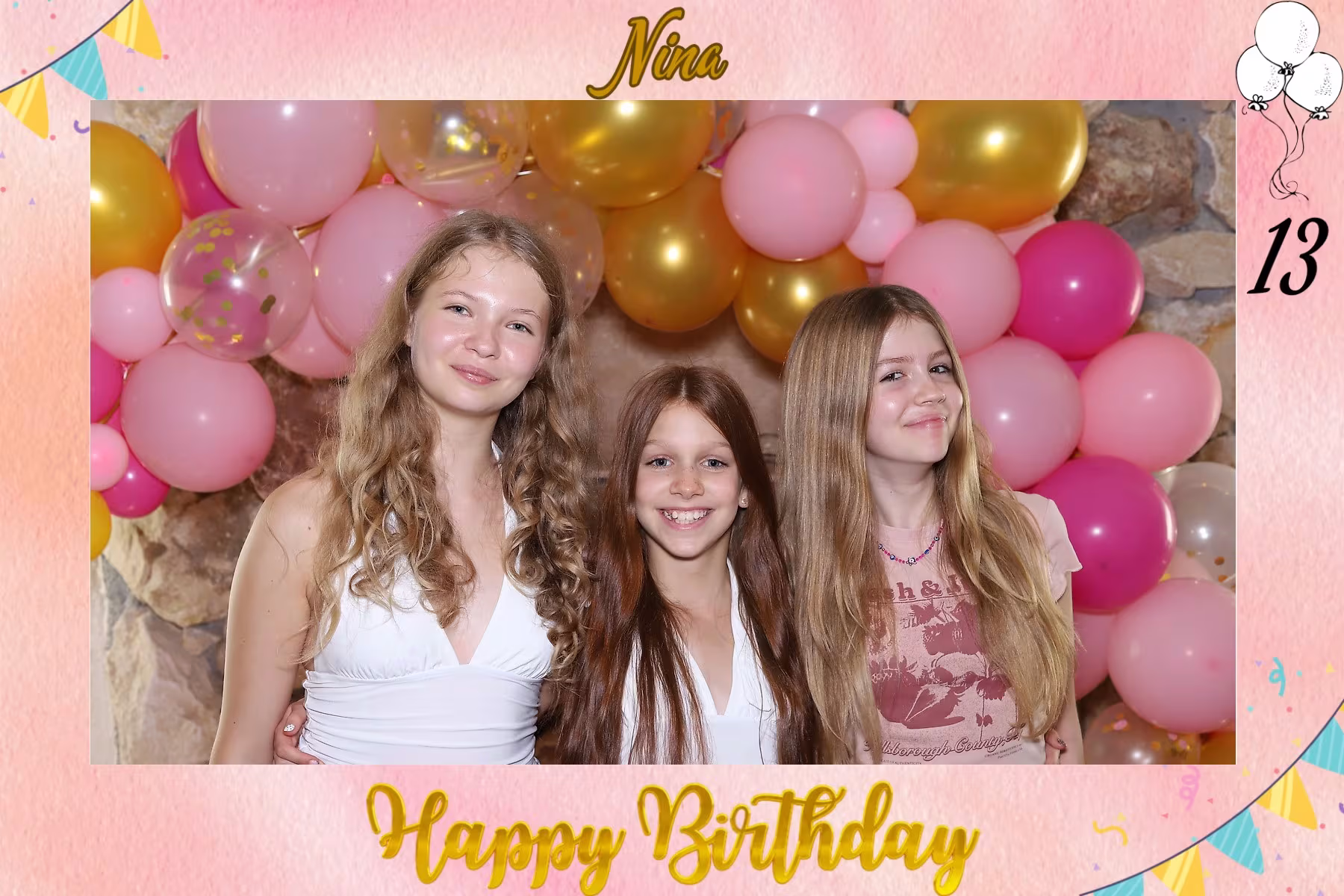 Snapify szelfigép 13. születésnapi bulin Budapesten, lufifal háttérrel